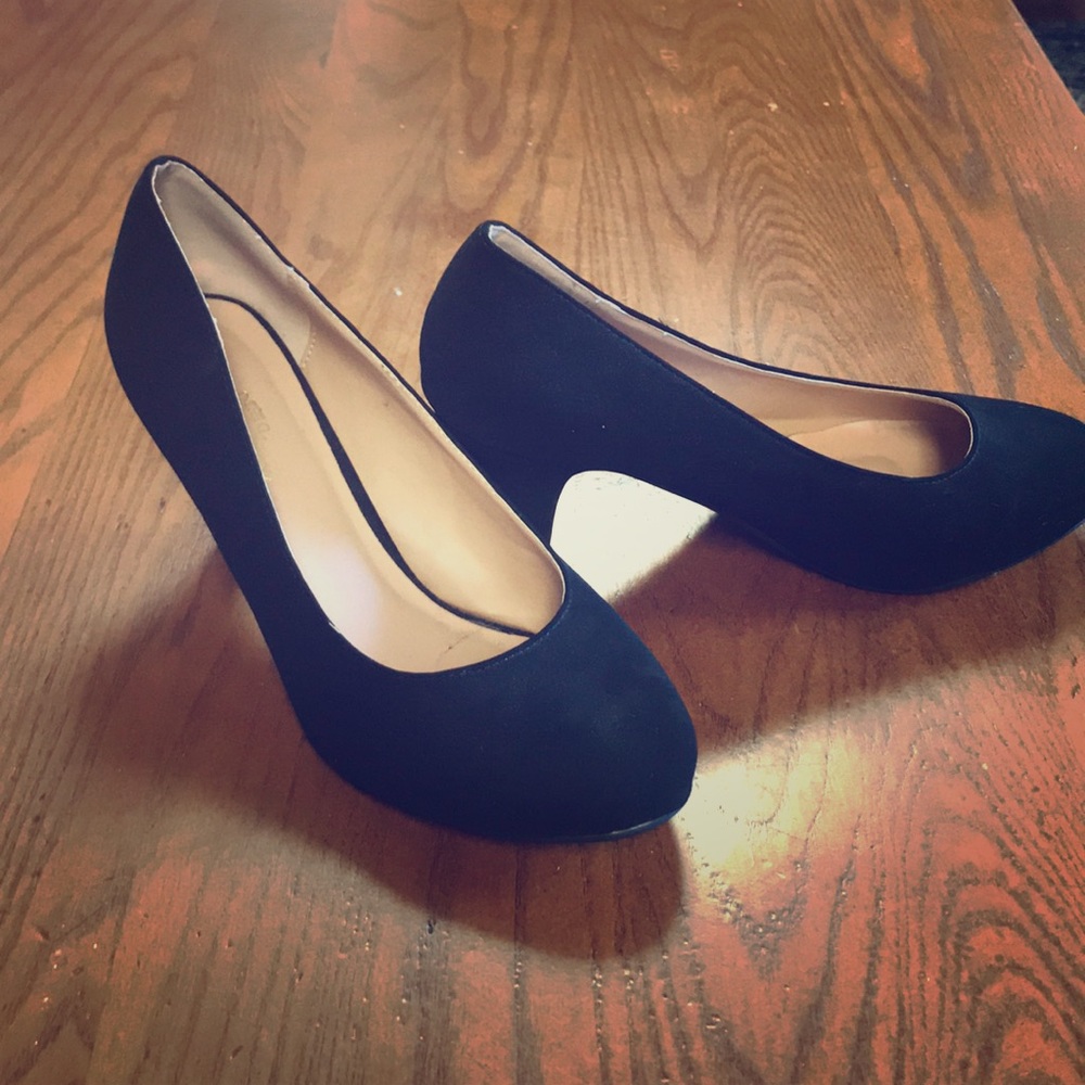 Black Pump Heels, worn once, like new, size 8.5